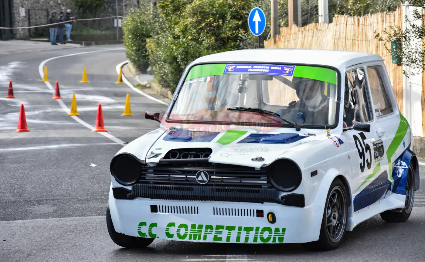 Autobianchi A112 numero 95 della C.C. Competition in uscita dal gruppo di birilli, con il pubblico dietro il nastro a bordo strada.